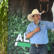 Representantes de Campofino en la Parcela de Tecnología Bayer en Jalisco, recibiendo capacitación sobre nuevas técnicas de cultivo y novedades de Bayer.